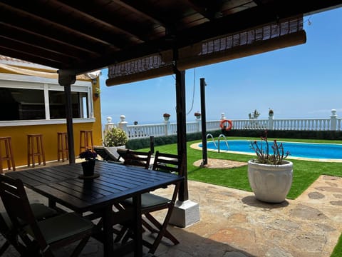 Dining area, Pool view, Sea view, Swimming pool, sunbed