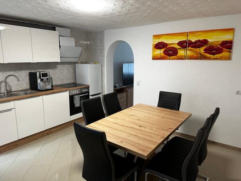 Coffee/tea facilities, Kitchen or kitchenette, Seating area, Dining area, stove