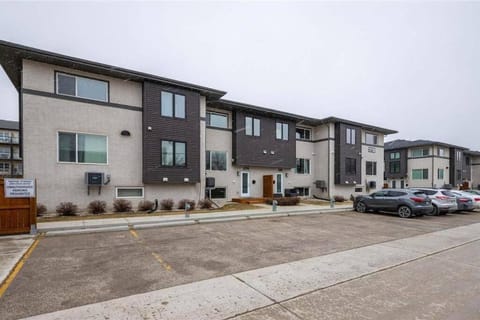 Quiet, modern, stylish, one King & two Queen size beds, central location, parking Condo in Winnipeg