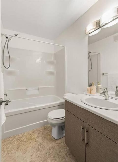 Quiet, modern, stylish, one King & two Queen size beds, central location, parking Condominio in Winnipeg