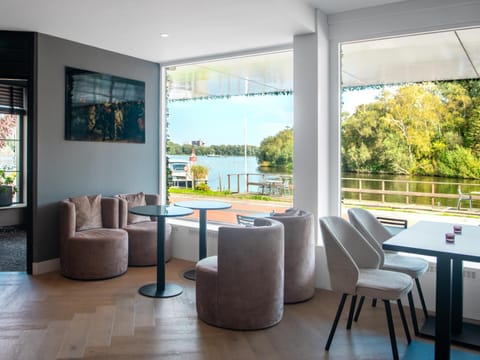 Lounge or bar, Seating area, River view