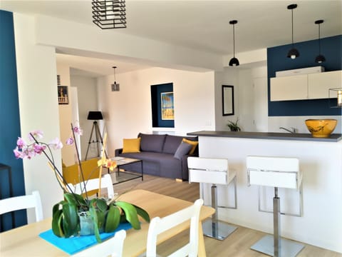 Superbe bas de villa 80 m2 très calme et frais avec vue magnifique 6 couchages Condo in La Londe-les-Maures