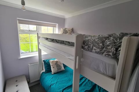 Bedroom, bunk bed