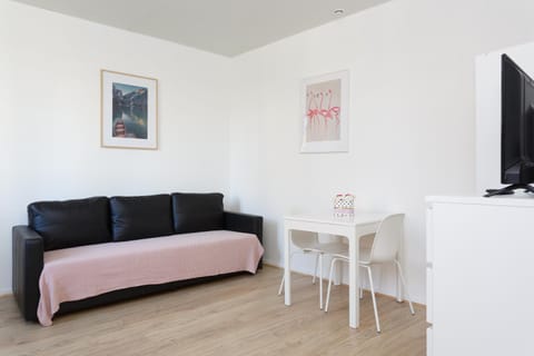 LG fond de cour F1 Apartment in Drancy