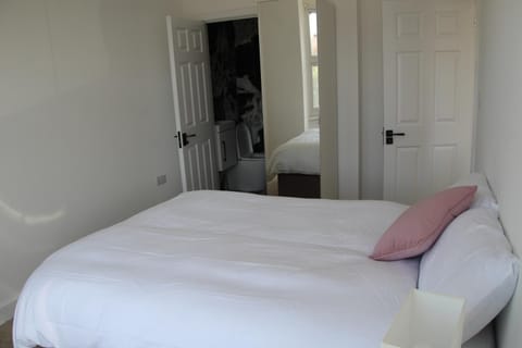 Double Bedroom with Marble private bathroom Vacation rental in Edgware