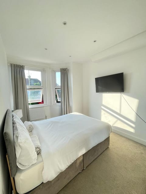 Double Bedroom with Marble private bathroom Vacation rental in Edgware