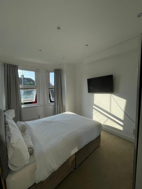 Double Bedroom with Marble private bathroom Vacation rental in Edgware