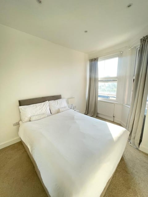 Double Bedroom with Marble private bathroom Vacation rental in Edgware