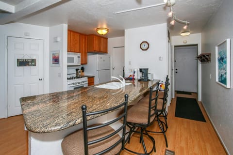 Affordable Lakeview Condo - Condo is cozy and a great location for kayaking and paddle boarding! Maison in Boulder Bay