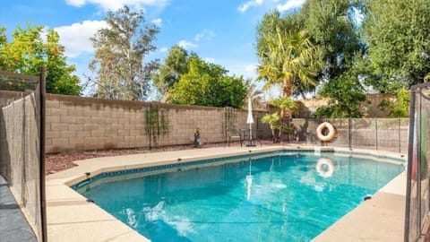 Beautiful Glendale Home with Pool Spa Games Casa in Glendale
