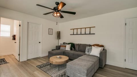 Upgraded 4-Bdrm Beautiful Home WPool Haus in Glendale