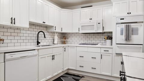 Kitchen or kitchenette, dishwasher, stove