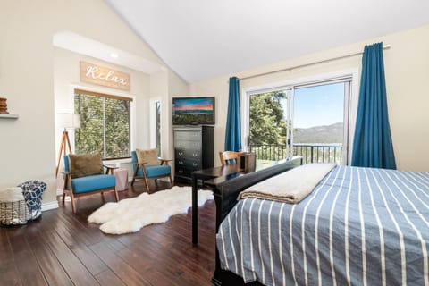 BB Lake View Lodge - Gorgeous Lakeviews, Hot Tub, Jetted Tub, and Firepit! House in Big Bear