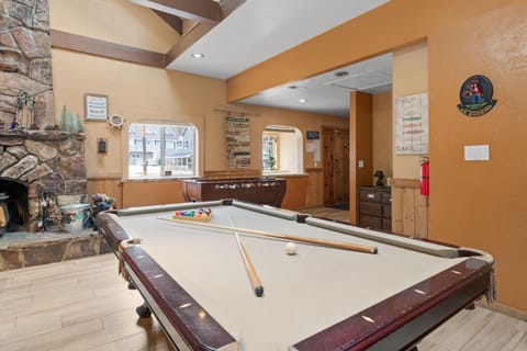 Billiard, Game Room