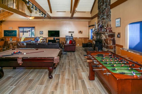 Bear Family Cabin - Stay together & play together! Foosball, billiards, hot tub, walk to lake! House in Big Bear