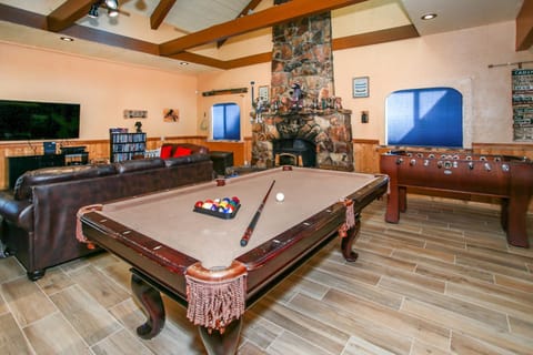Bear Family Cabin - Stay together & play together! Foosball, billiards, hot tub, walk to lake! House in Big Bear