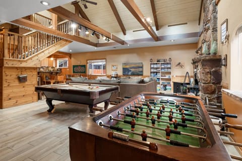 Billiard, Game Room