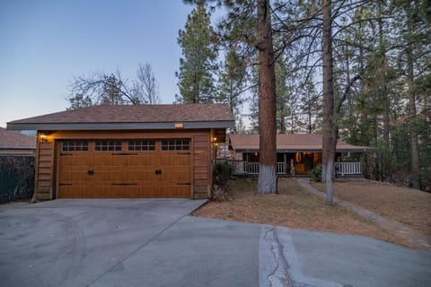 Big Wood Pines - Relaxing home with a large fenced yard for your furry friends to enjoy! House in Big Bear