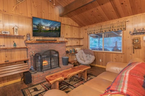 Big Wood Pines - Relaxing home with a large fenced yard for your furry friends to enjoy! Casa in Big Bear