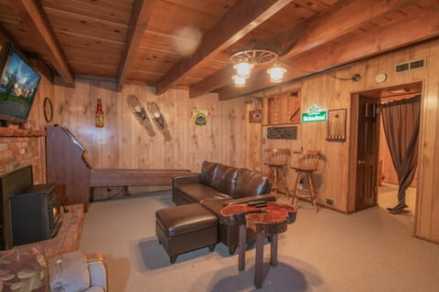 Big Wood Pines - Relaxing home with a large fenced yard for your furry friends to enjoy! House in Big Bear
