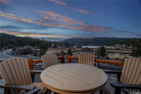 Boulder Bay Chalet Lakefront - Elegantly decorated with Hot Tub and Game Room! Chalet in Big Bear