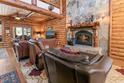 Casa De Oso Lakefront - Make memories at this stunning home! Billiards & Cinema room House in Big Bear