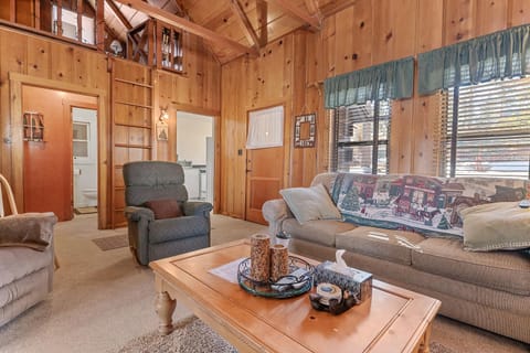 Chalet Des Ours -Comfortable and spacious home with WIFI! Close to everything! Chalet in Big Bear
