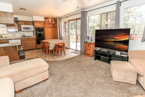 TV and multimedia, Kitchen or kitchenette, Living room, Seating area, Dining area