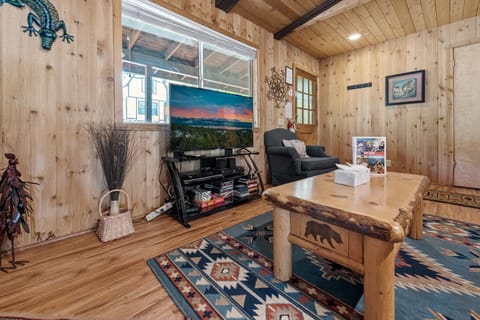Cozy Forest Getaway - Cozy cabin features a deck with barbecue and just minutes from Big Bear Lake! House in Sugarloaf