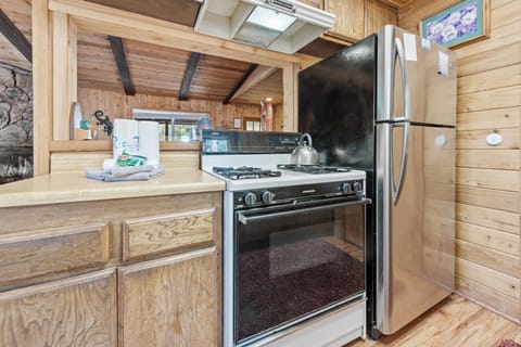 Kitchen or kitchenette, pet friendly, stove