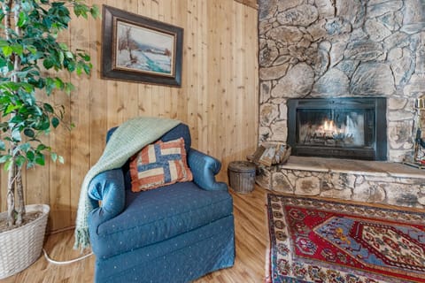 Cozy Forest Getaway - Cozy cabin features a deck with barbecue and just minutes from Big Bear Lake! House in Sugarloaf