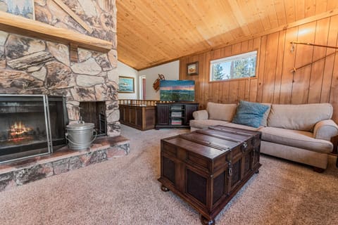 Cub Run Cabin - Spacious home close to the lake with Hot tub! House in Big Bear