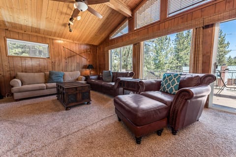 Cub Run Cabin - Spacious home close to the lake with Hot tub! House in Big Bear