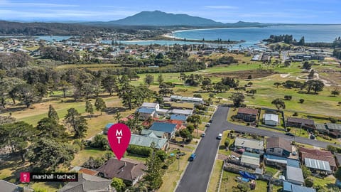 Bermagui Breeze Holiday House 5 bedroom 18-20 Mumbulla Street - Bermagui House in Bermagui