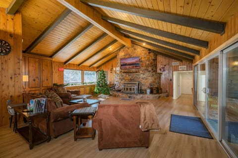 Fox & Swan Chalet - Beautiful ranch style home with Hot Tub and a Game Room with Arcade Games! House in Big Bear