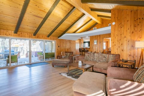 Fox & Swan Chalet - Beautiful ranch style home with Hot Tub and a Game Room with Arcade Games! House in Big Bear