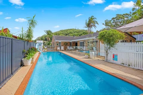 Lighthouse Vaccay - family beach house with pool Casa in Port Macquarie