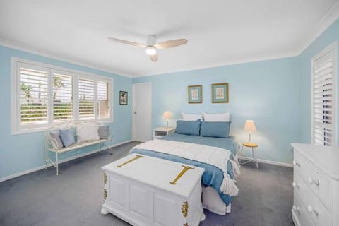 Lighthouse Vaccay - family beach house with pool Haus in Port Macquarie