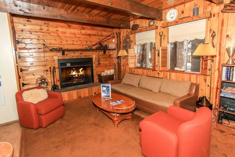 Gallagher's West - Pine surrounded deck and barbecue! Bumper Pool and Wet bar! Darts! House in Big Bear