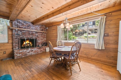 Gnome Chalet - Charming Big Bear country home! Amazing craftsmanship and with a Fenced Yard! Chalet in Big Bear