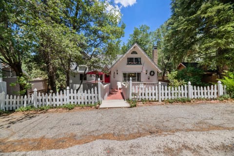 Gnome Chalet - Charming Big Bear country home! Amazing craftsmanship and with a Fenced Yard! Chalé in Big Bear