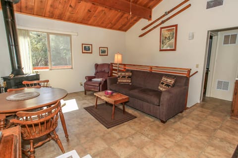 Harrison's Hanger - Cozy cabin with a fairly nice view of the tree line! Wood burning fireplace! House in Big Bear