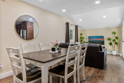 TV and multimedia, Living room, Seating area, Dining area