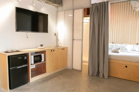 Bed, TV and multimedia, Kitchen or kitchenette, Living room, Photo of the whole room, minibar, air conditioner