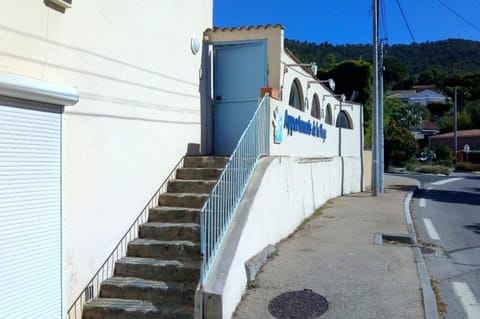 Appartement de la plage et sa terrasse fermée Apartamento in Rayol-Canadel-sur-Mer