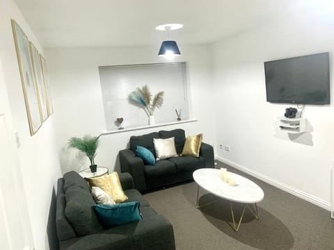 Flat in London- Modern 2 Bedroom Apartment Harrow near Wembley Condo in Harrow