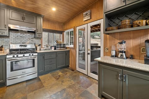 Kitchen or kitchenette, minibar, pet friendly, stove