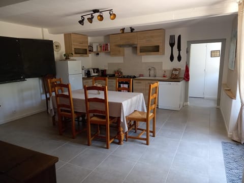 Kitchen or kitchenette, Dining area