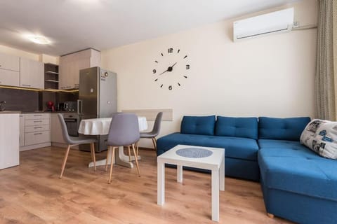 Kitchen or kitchenette, Living room, Seating area, Dining area, oven, stove, air conditioner