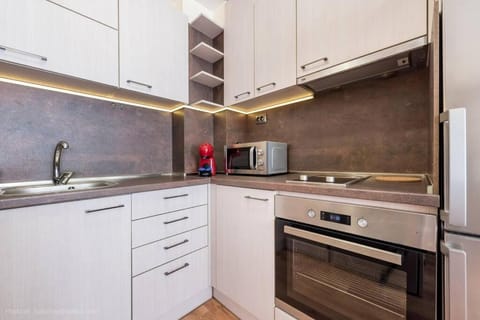 Coffee/tea facilities, Kitchen or kitchenette, microwave, oven, stove